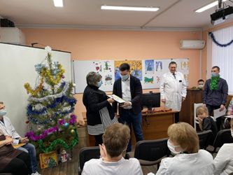 Александр Бондаренко передал сладкие новогодние подарки детям врачей